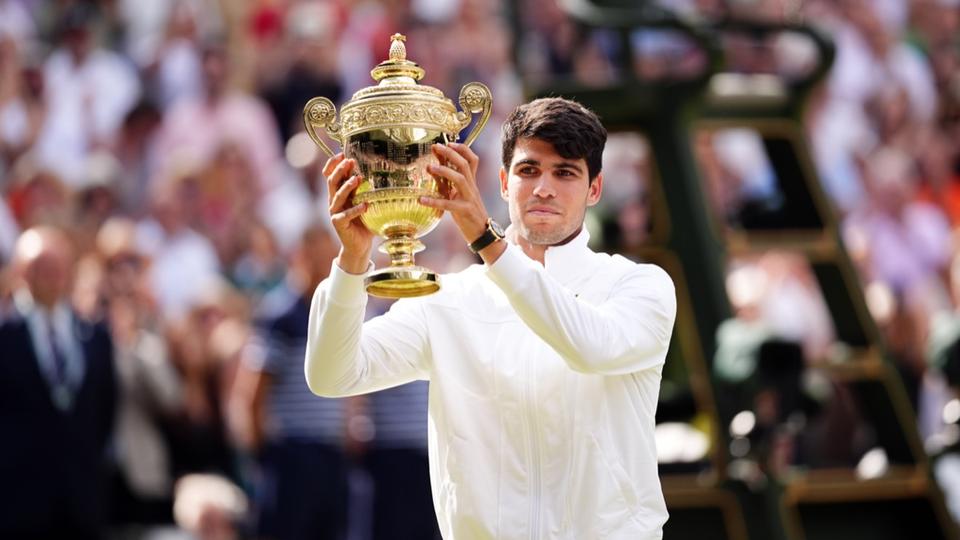 Carlos Alcaraz favori pour Wimbledon 2025 avec une cote moyenne de 2.50 après ses victoires en 2023 et 2024